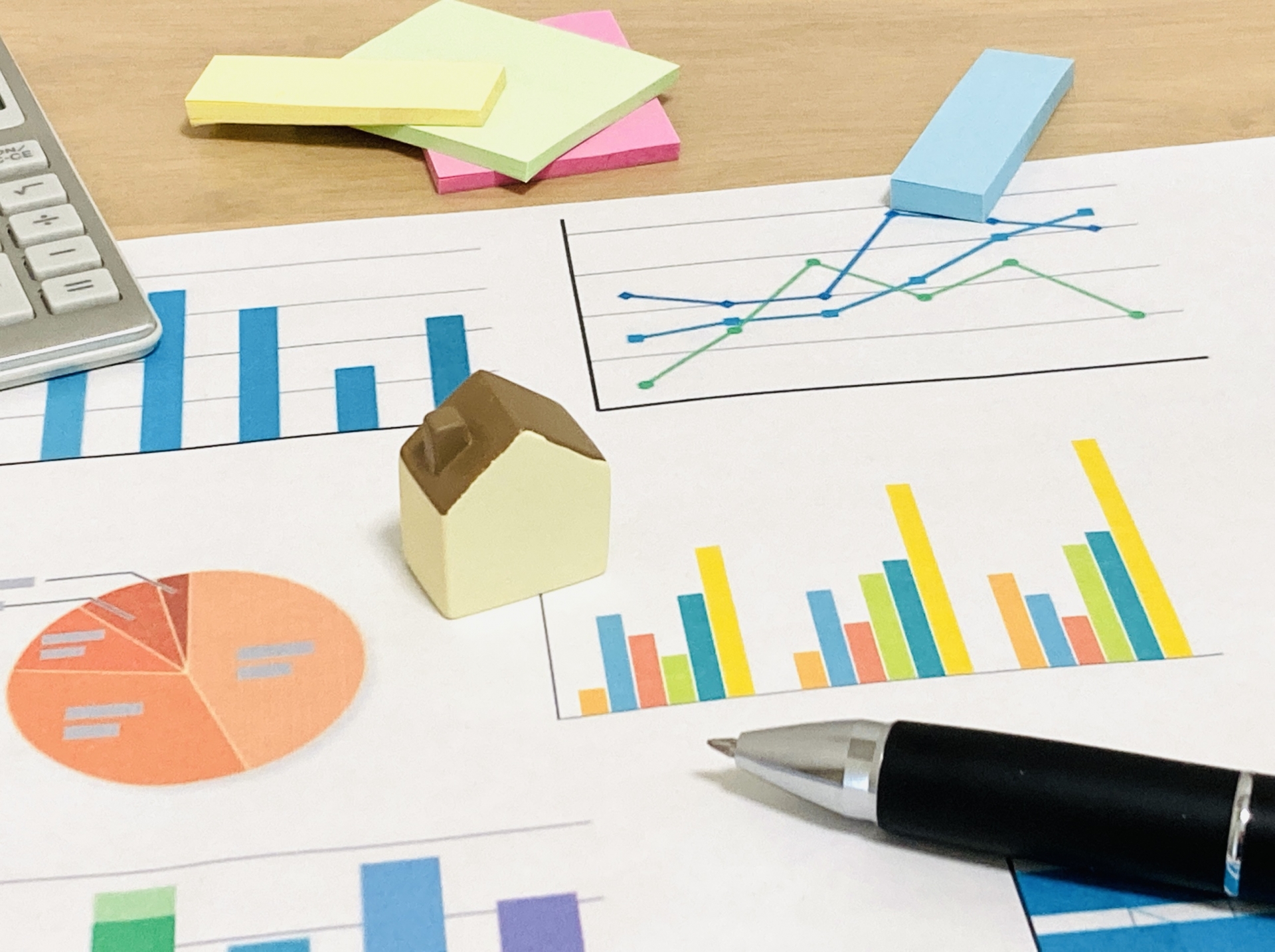 家の模型とグラフ